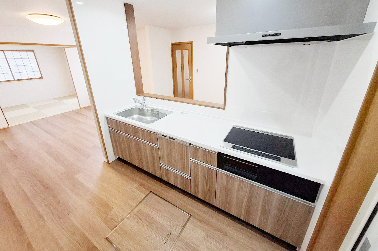 キッチン：食洗機付きで火を使わないIHコンロで、換気扇もお手入れのしやすいフラットタイプです。