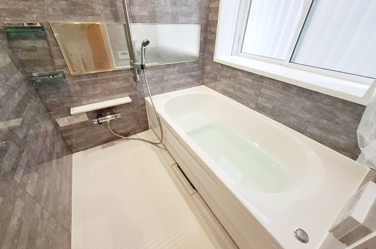 バスルーム：スタックグレーの落ち着いたカラーがゆったりとしたバスタイムを演出します。