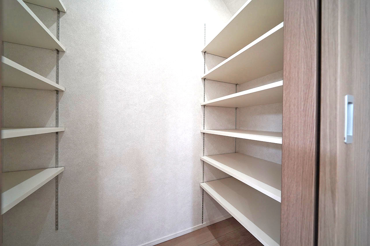 パントリー:保存食や日用消耗品などの収納に便利。