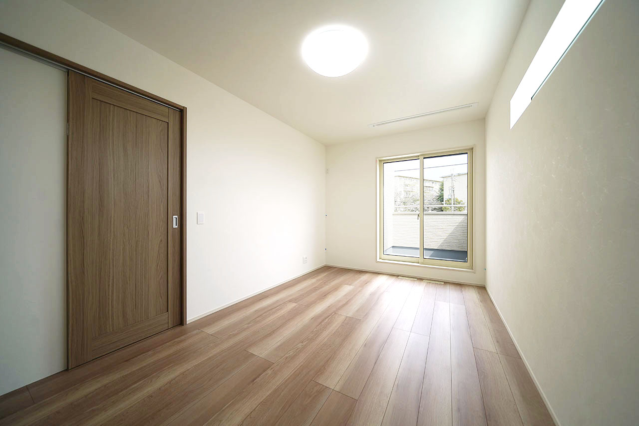 洋室1:バルコニーに面した明るいお部屋です。