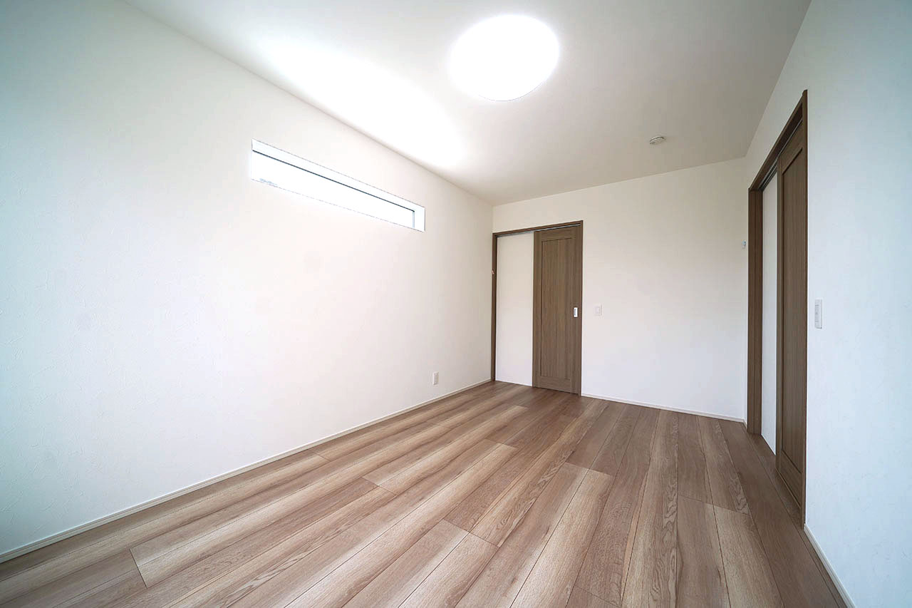 洋室1:ウォークインクロゼット付きでお部屋をより広く使えます。