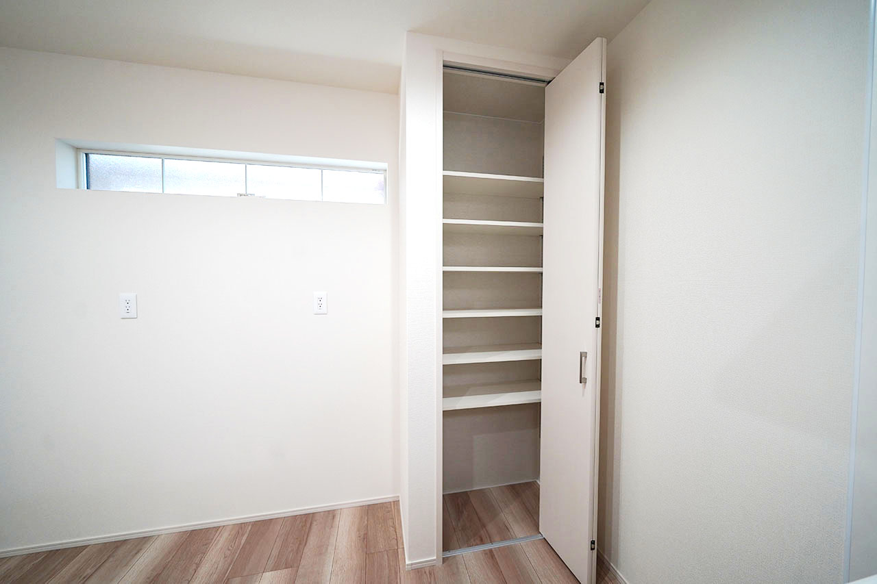 パントリー：保存食や日用消耗品などの収納に便利。