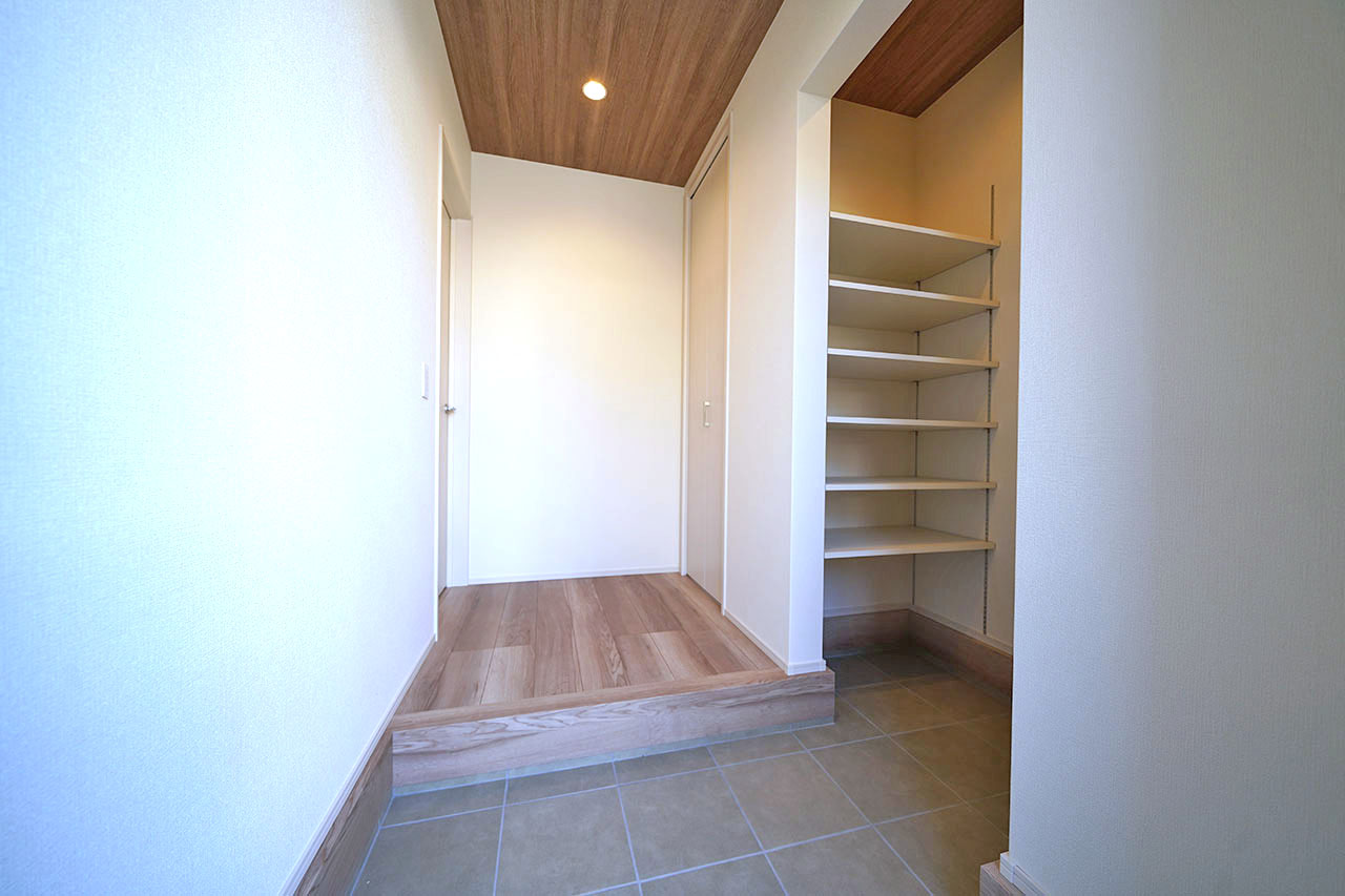 エントランス：玄関周りをすっきり保つシューズクローク付き。