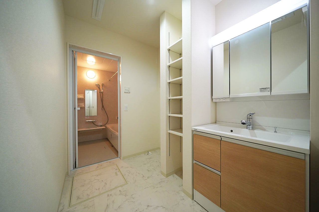 パウダールーム：洗面化粧台横には便利な収納棚付き。