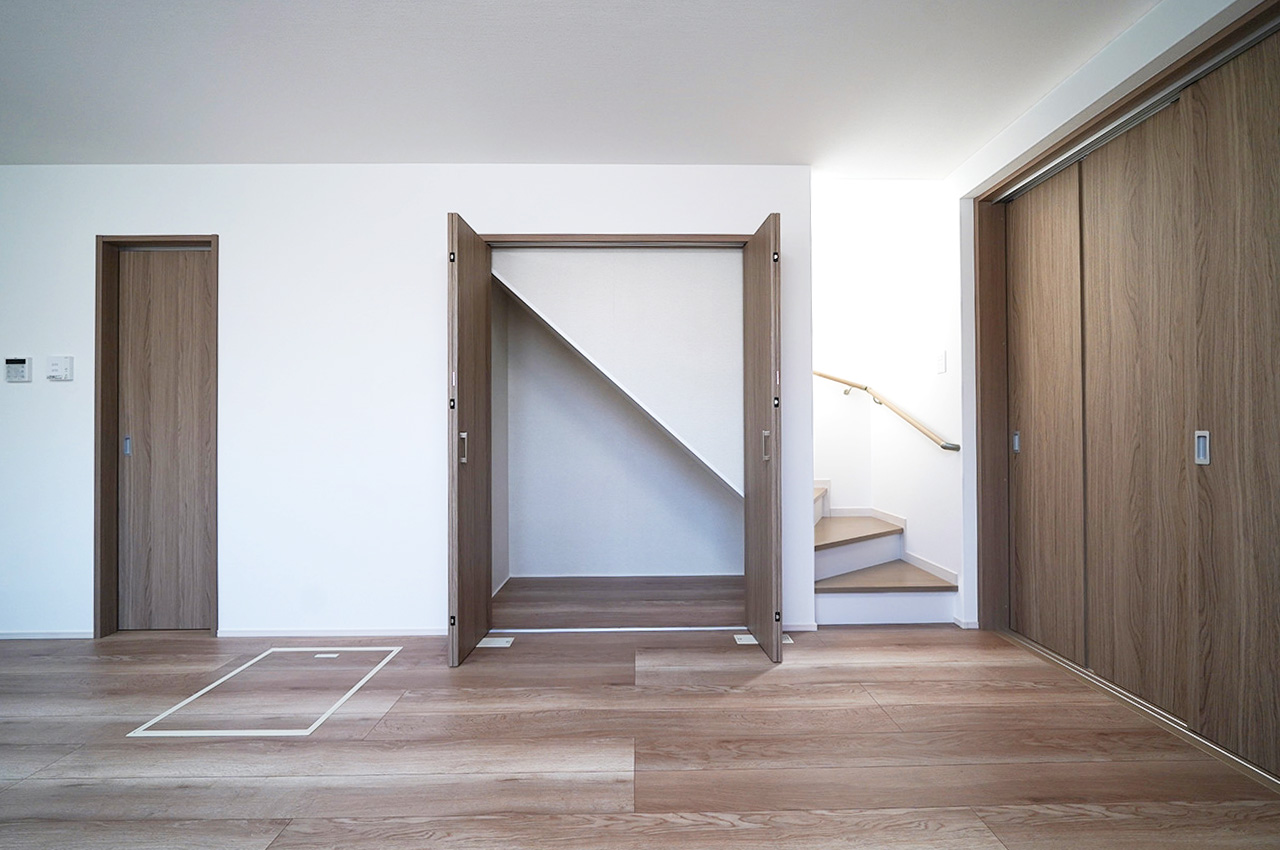 リビング内システム収納（階段下収納）