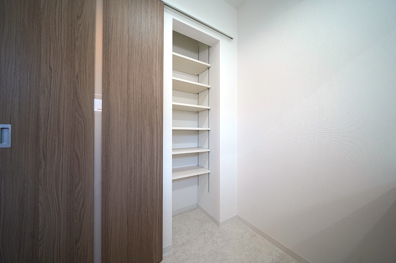 パウダールーム内可動棚