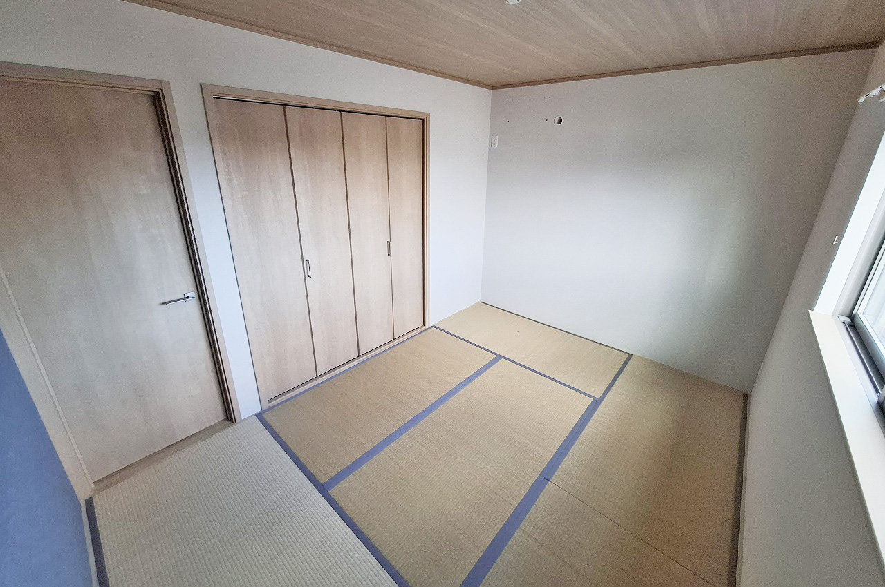 和室：壁クロス貼替、半畳タタミ新調します。