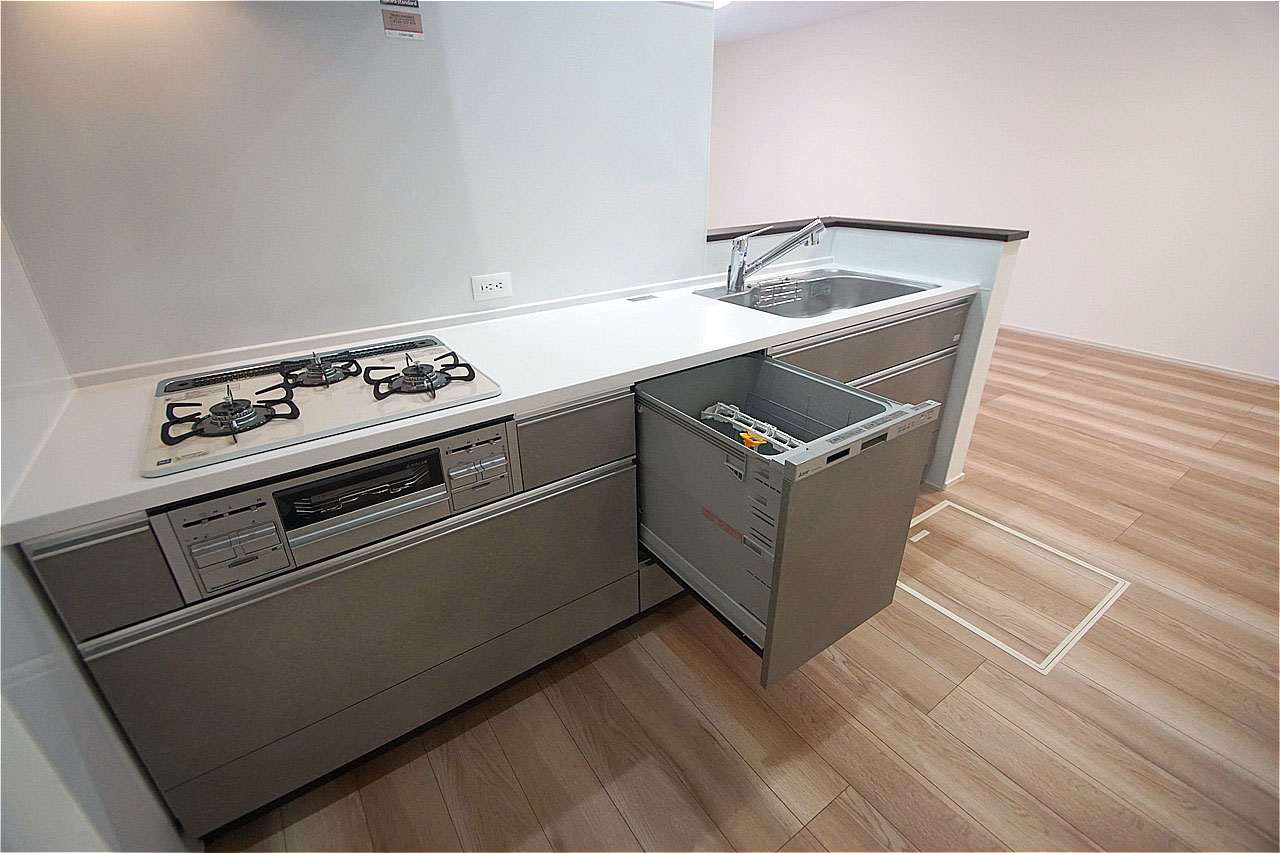 手洗いよりキレイに洗えて節水にもなり、忙しい家事の時短にもなる食洗機付きのキッチン。