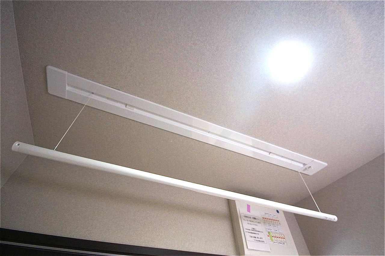 パウダールーム内の室内物干（ホスクリーン）。