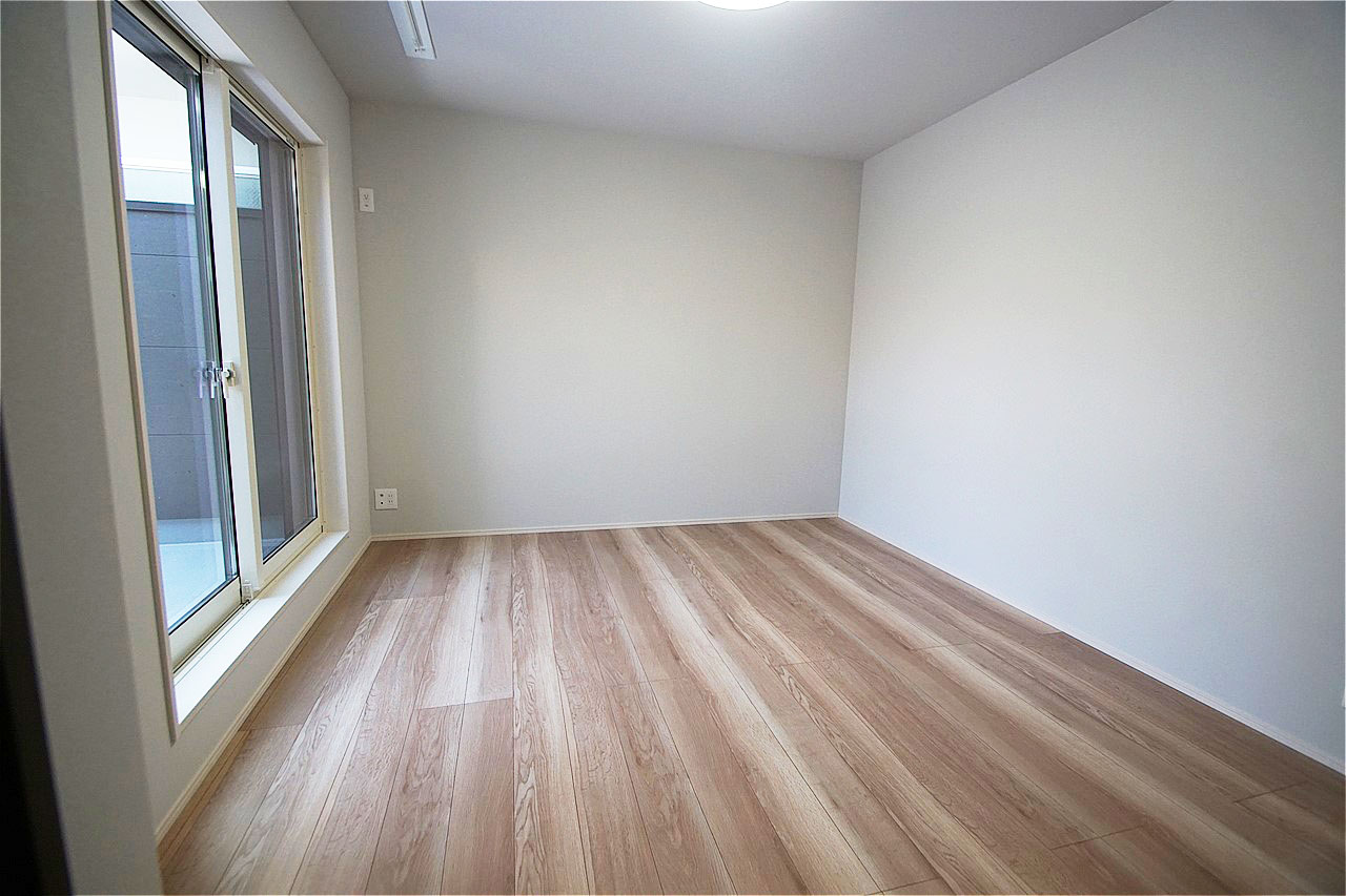 7.37帖の洋室（1）。バルコニーに面した明るく開放的なお部屋です。