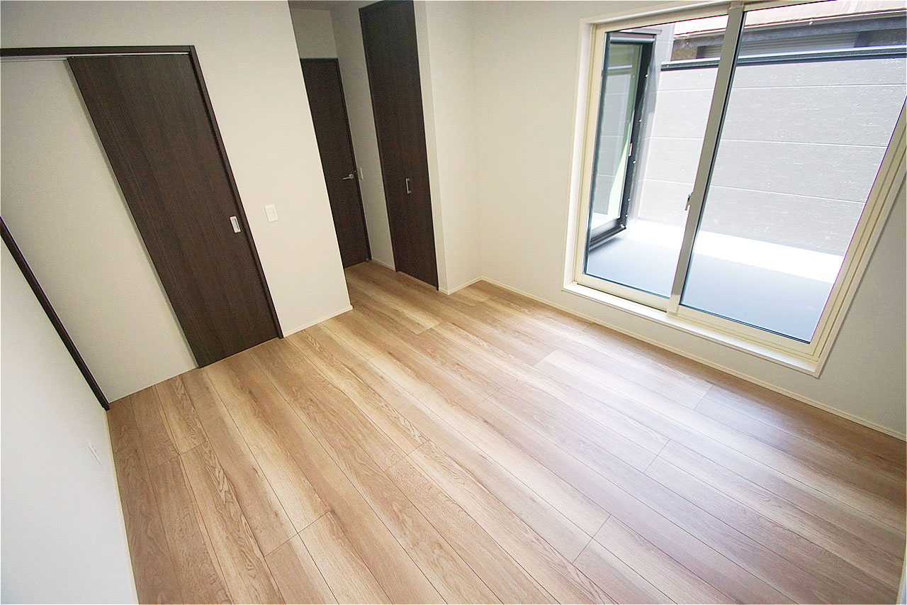 収納充実でゆったりとした洋室（1）は、主寝室にぴったりのお部屋です。