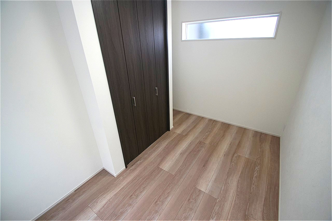 自然光をたっぷり取入れ、プライバシーにも配慮した高窓付きの洋室（2）。