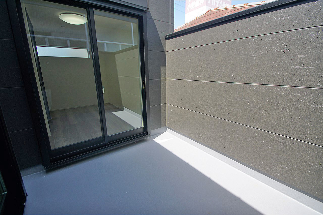 洋室（1）と洋室（2）から出入りできるバルコニー