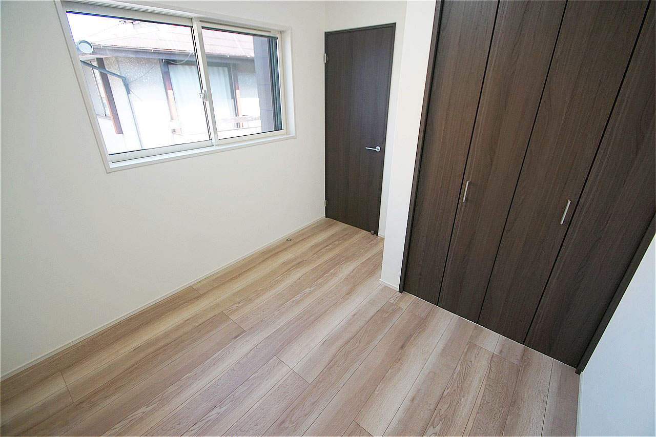 4.64帖の洋室（3）。子供部屋や書斎におすすめのコンパクトなお部屋です。