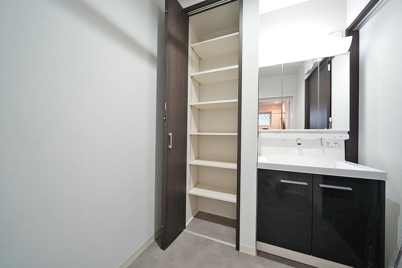 パウダールーム：リネン庫（可動棚）付き