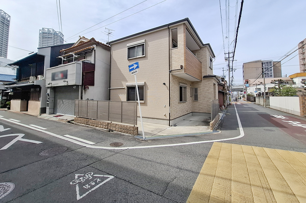 前面道路を含む外観