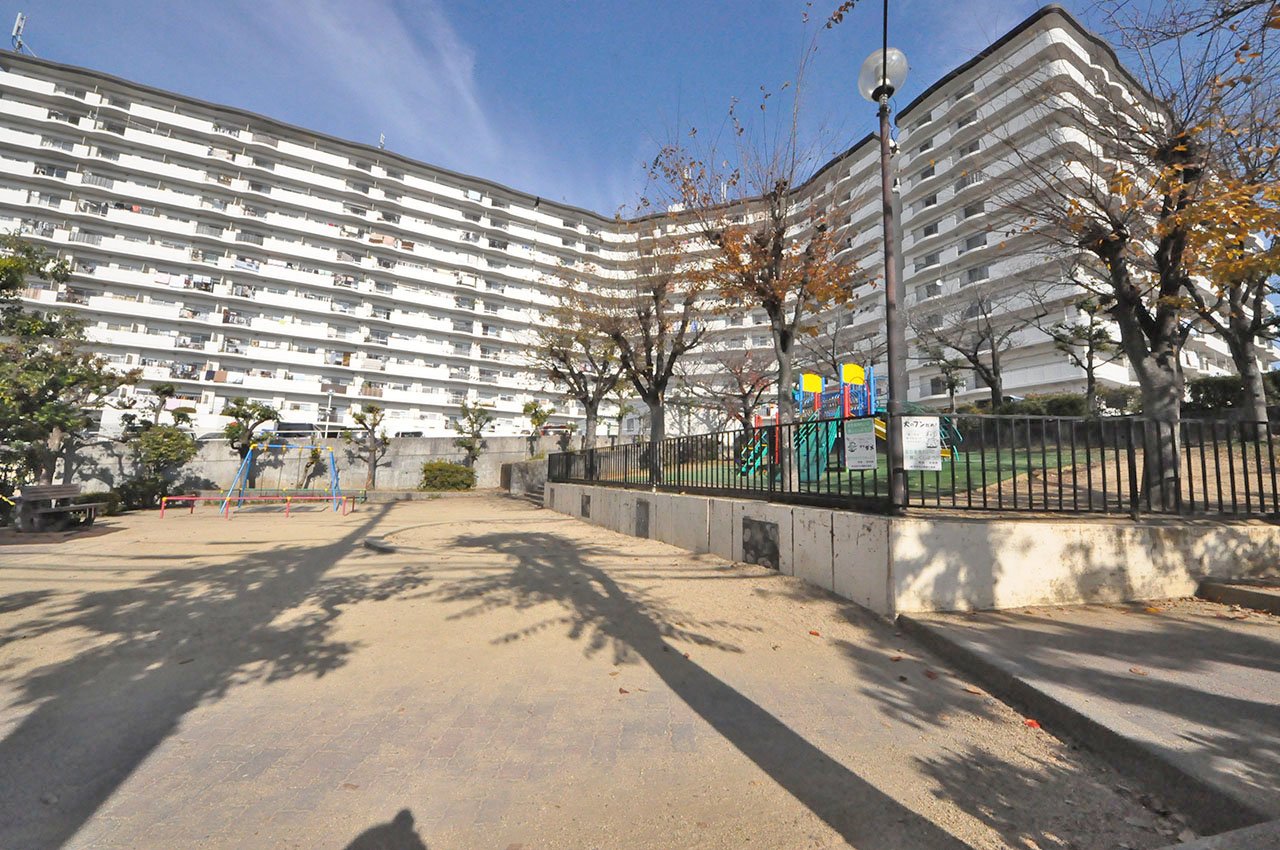 遊具のある公園がすぐ近くに。子育て世代にもおすすめです。