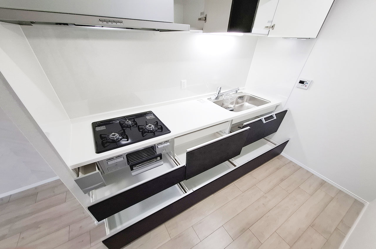 キッチン：収納+吊戸棚で整理もラクラク。