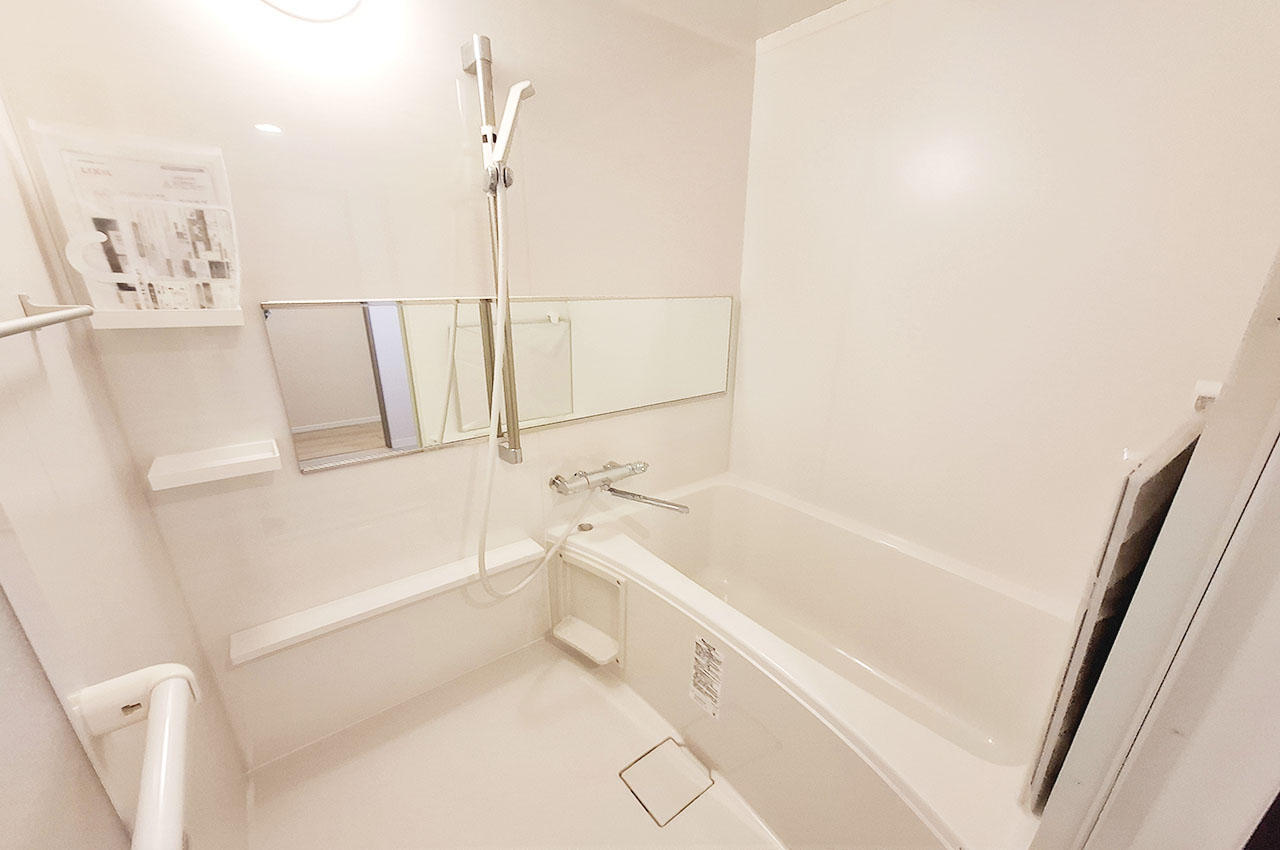 バスルーム：新品のシステムバスで癒しの時間を過ごせます。