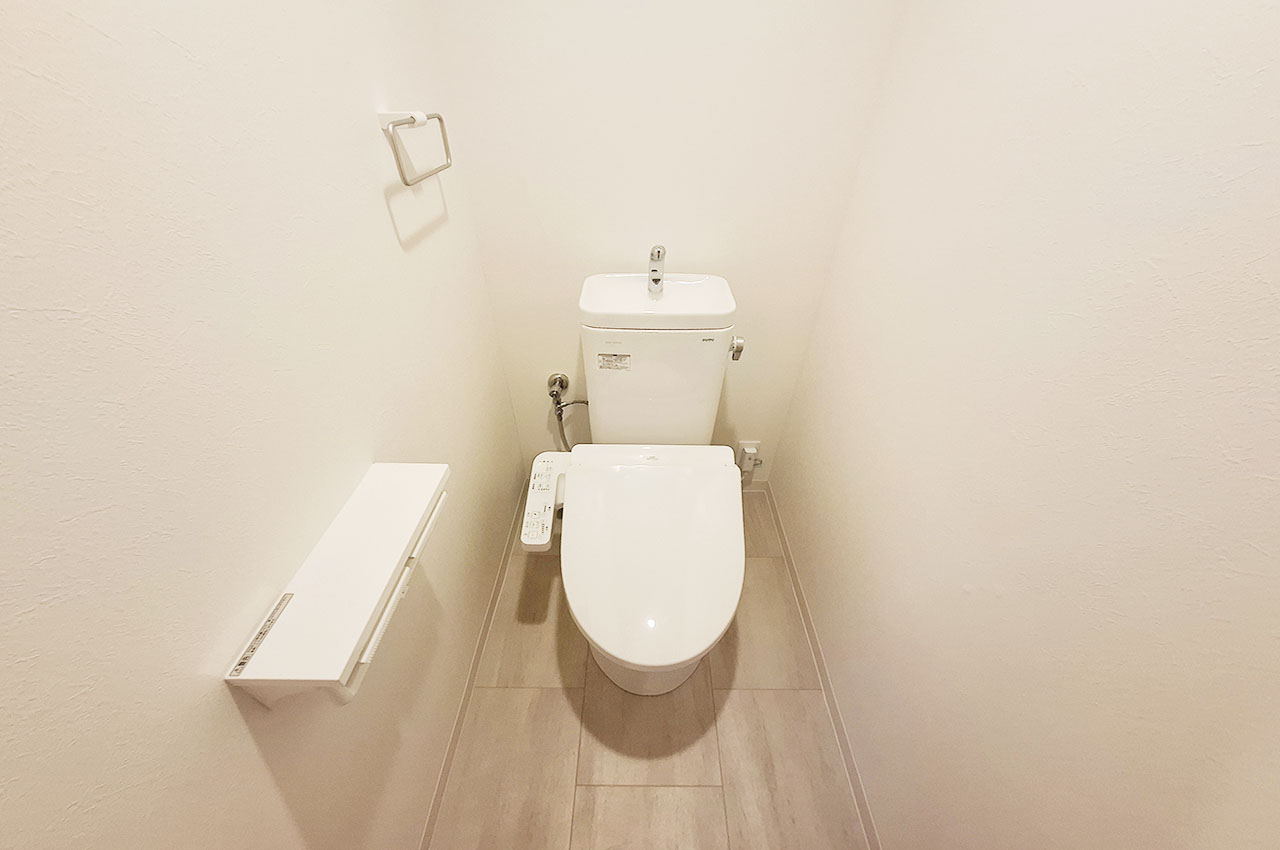 トイレ：便器・温水洗浄便座新調済み。