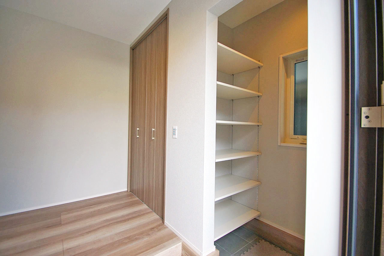 靴以外にもベビーカーなど嵩張る物も収納できるシューズクローク付きのエントランス