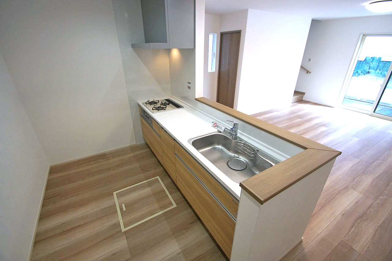 リビングを見渡しやすいすっきりとしたオープンタイプのキッチン。