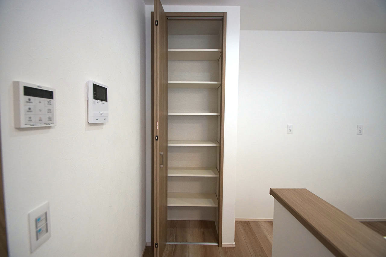 キッチン内に設置されたパントリー。保存食やお菓子、消耗品などたっぷり収納可能です。