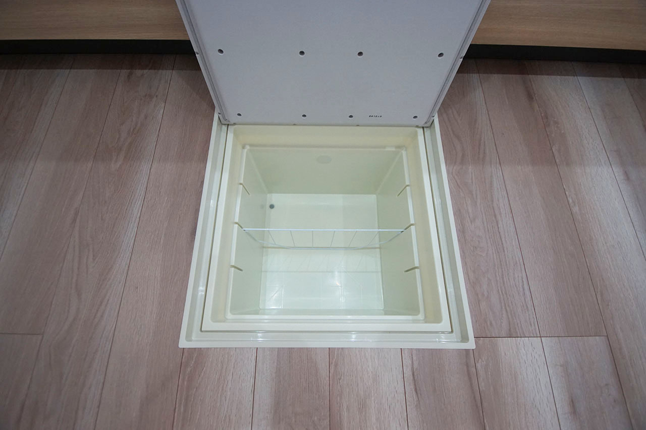キッチン内の床下収納。調味料などのストックに便利です。