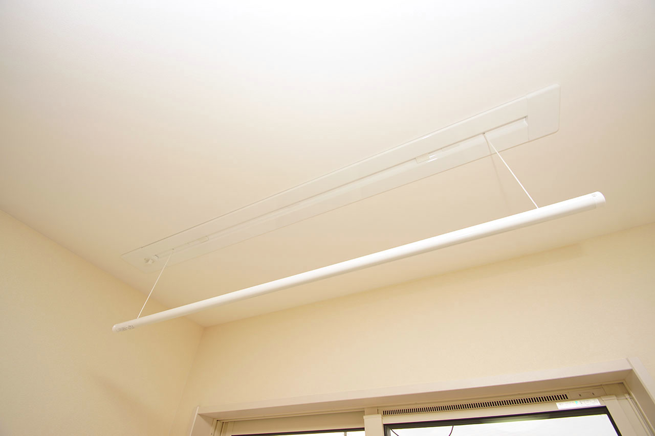 洋室（1）にも室内物干を設置。お天気や時間帯に関係なくお洗濯物が干せて便利です。