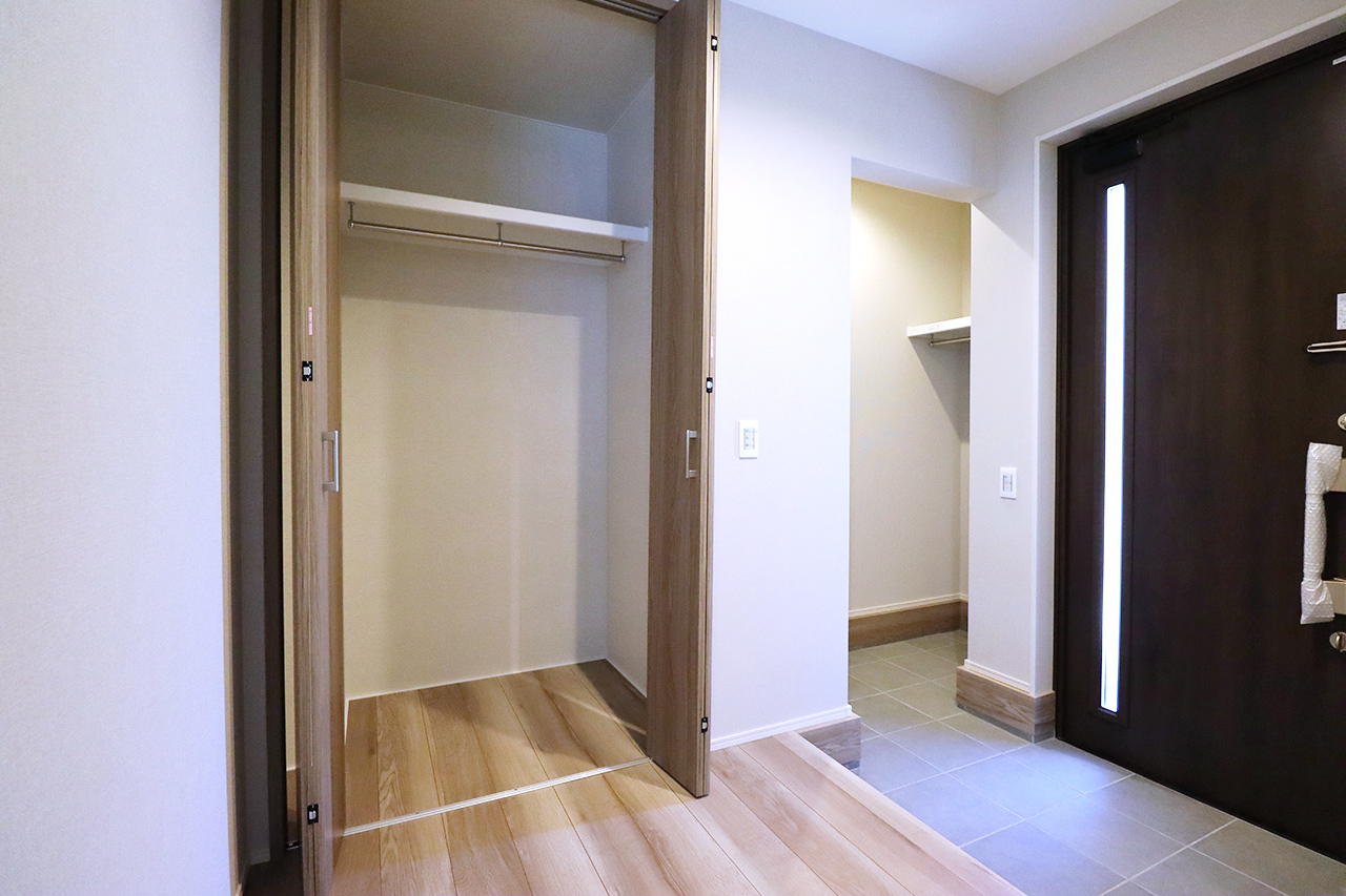 玄関ホールに設置されたシステム収納