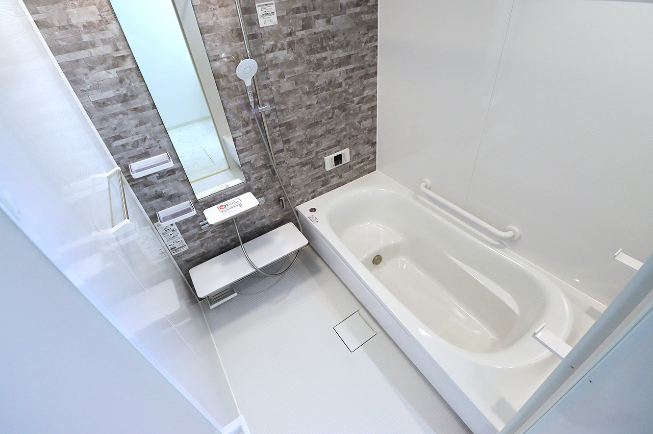 浴室暖房乾燥機付きのバスルーム