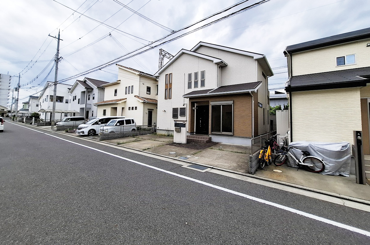 前面道路含む外観