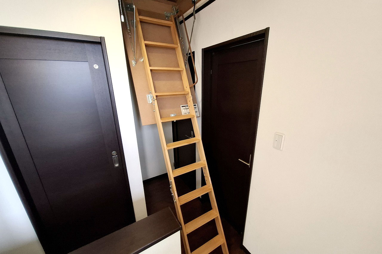 屋根裏収納梯子