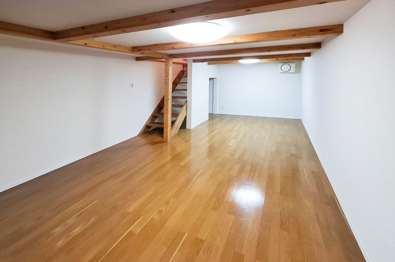 地下納戸：壁・天井のクロスを貼替え済み。