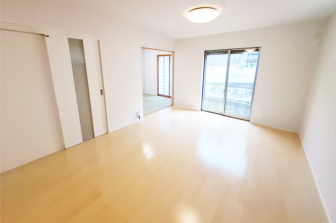 LDK：隣接した和室との一体利用も可能です。襖を開ければ20.5帖の大空間に。