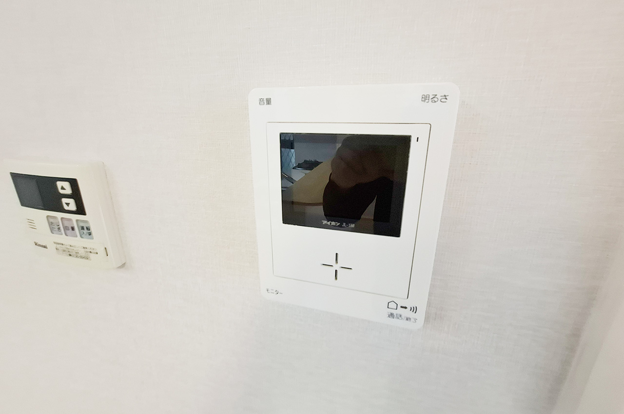 モニター付きインターホン：来客時も安心の設備です。