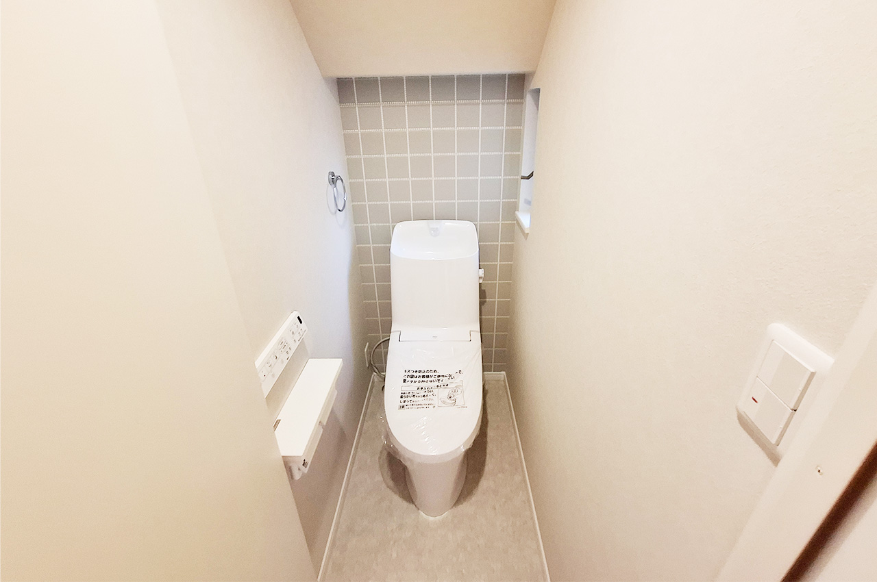 トイレ：LIXILの便器・温水洗浄便座を新調済み。すっきりとした一体型のトイレです。