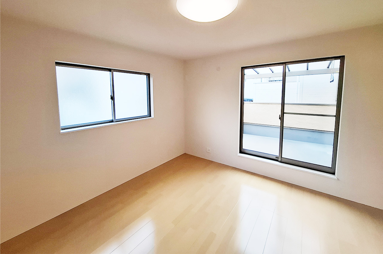 洋室2：南向きのバルコニーに面した明るくゆったりとしたお部屋。