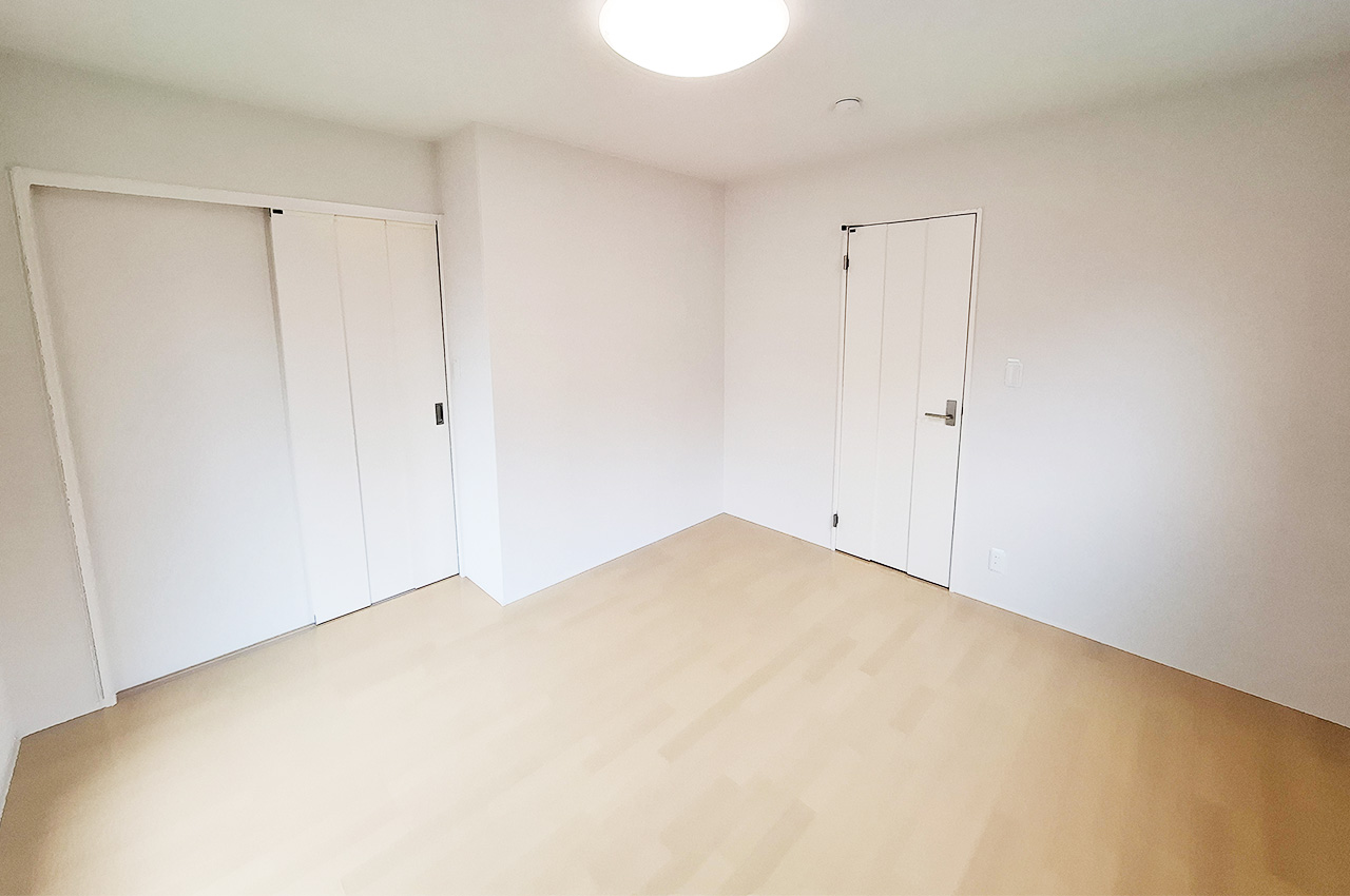 洋室2：クロスを貼替えるなどリフォーム済み。約7.5帖の広々としたWIC付きのお部屋です。