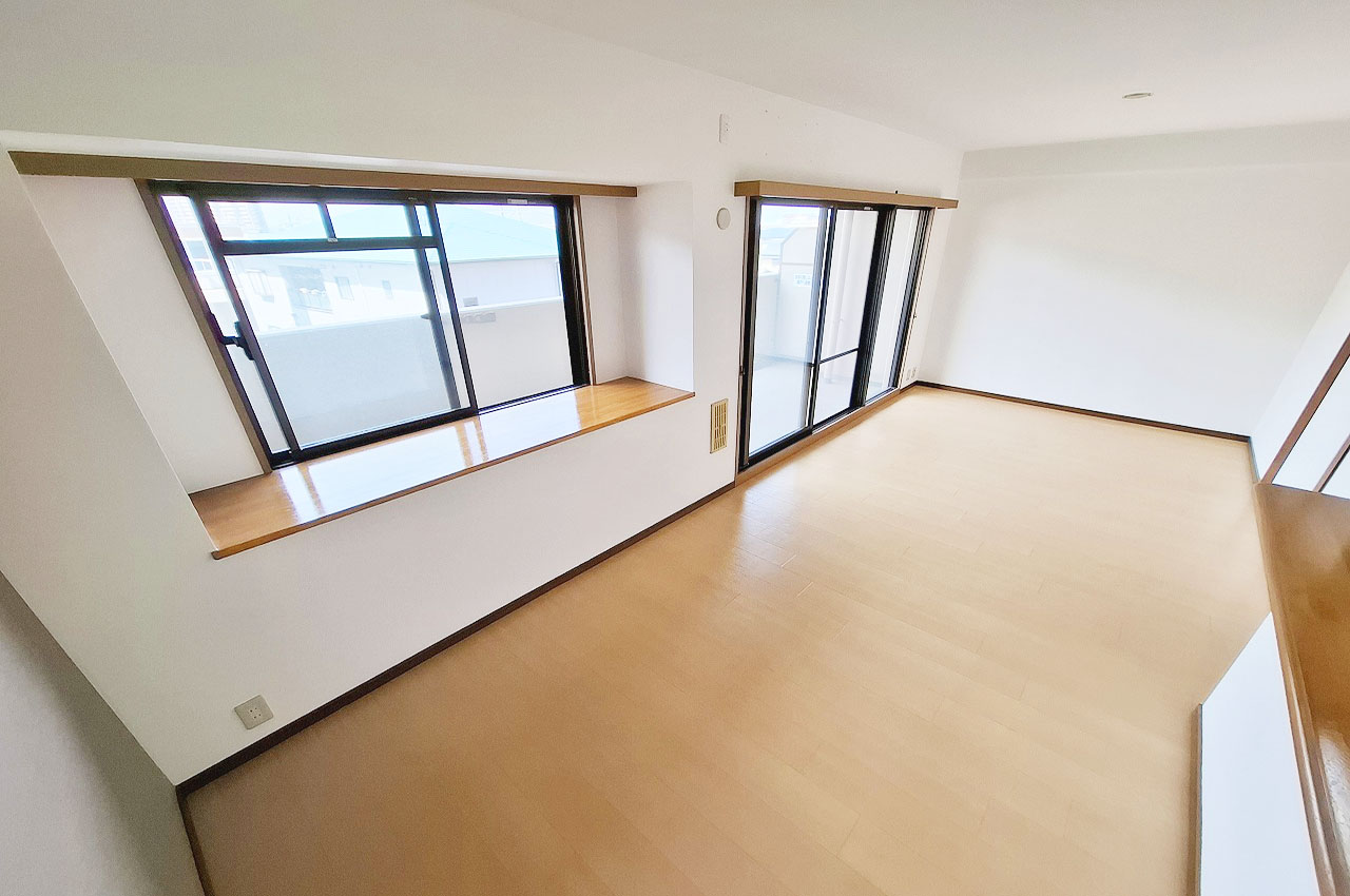 バルコニーに面した出窓のあるダイニング。窓辺を小物やグリーンで楽しめます。