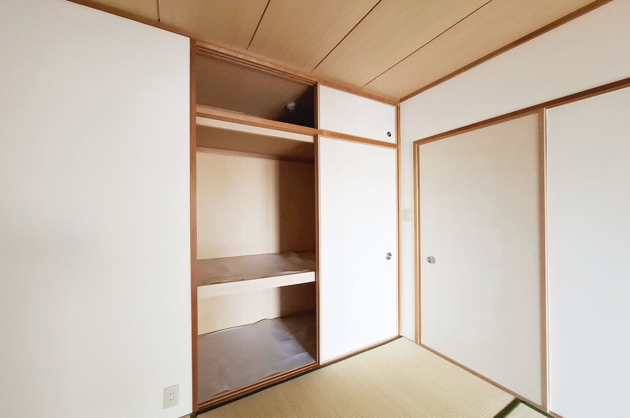 天袋付きの押入があり、寝具や季節物の収納に便利です。