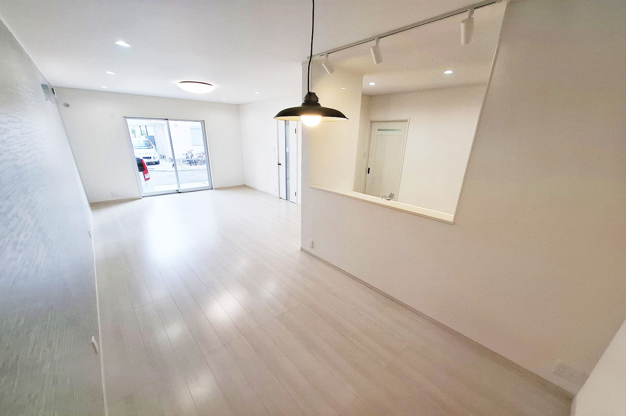 スタイリッシュな照明が映えるダイニングとゆとりある空間で家族団らんを楽しめます。