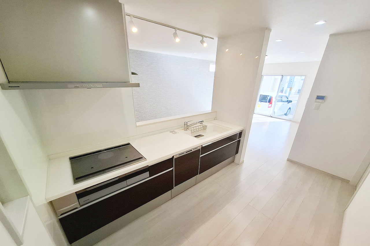 白を基調とした明るいキッチン。対面式でリビングの様子を見ながら調理できます。