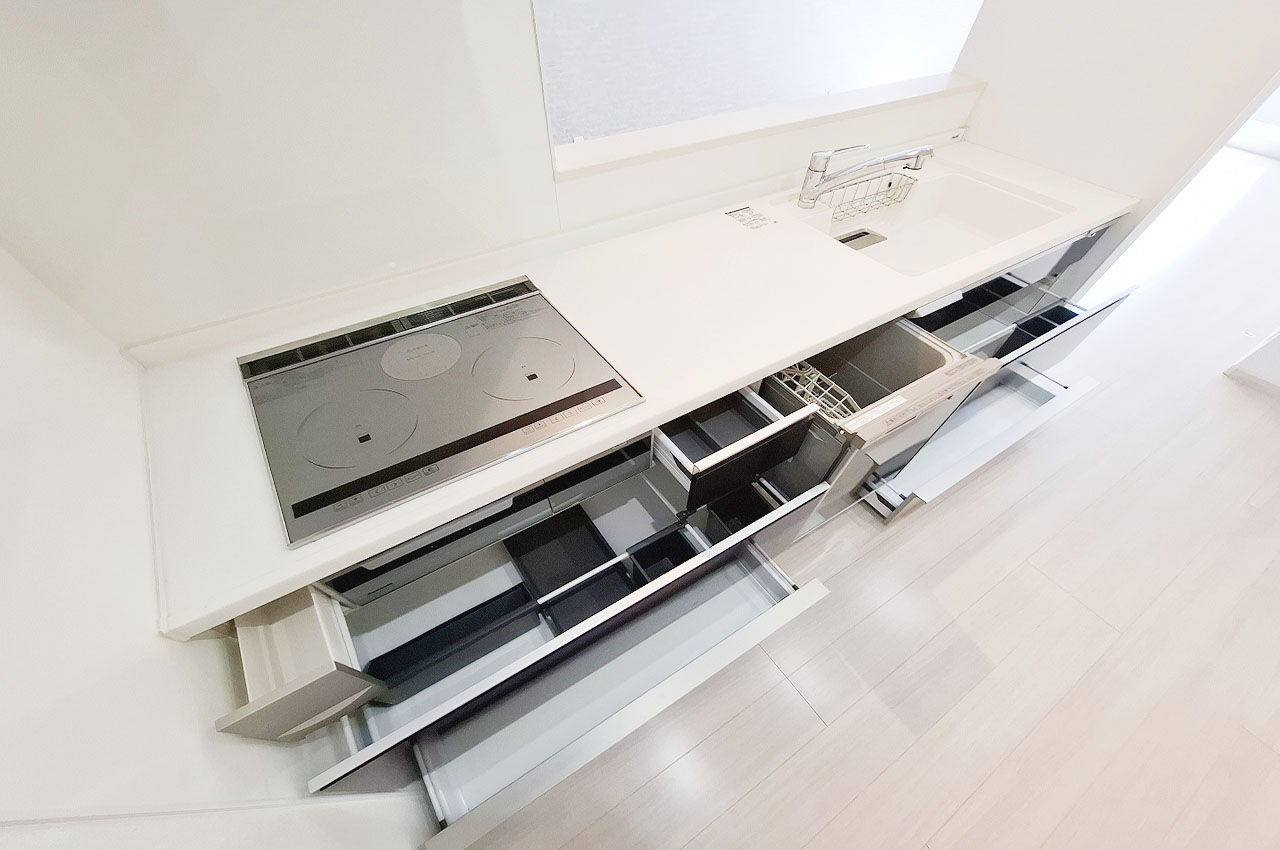 奥まで使いやすいスライド収納。毎日の調理をサポートする機能的な造りです。