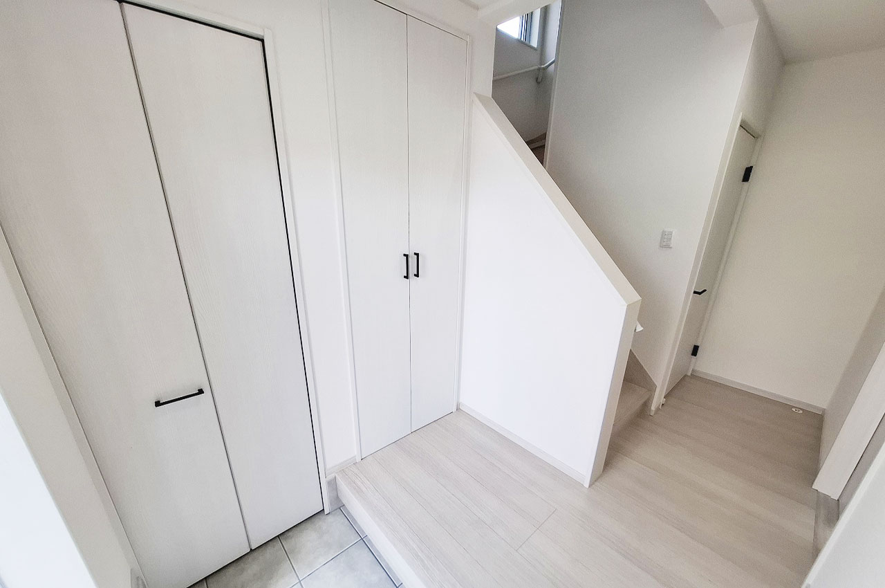 すっきりとした白い玄関が、毎日の帰宅を心地よく迎えてくれます。