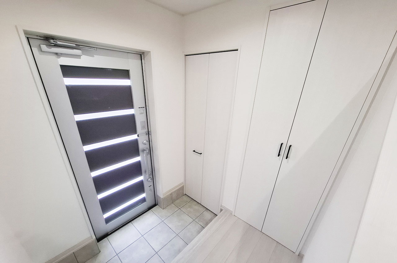 玄関収納はシューズボックスとクローゼットの組み合わせで使い勝手良好です。