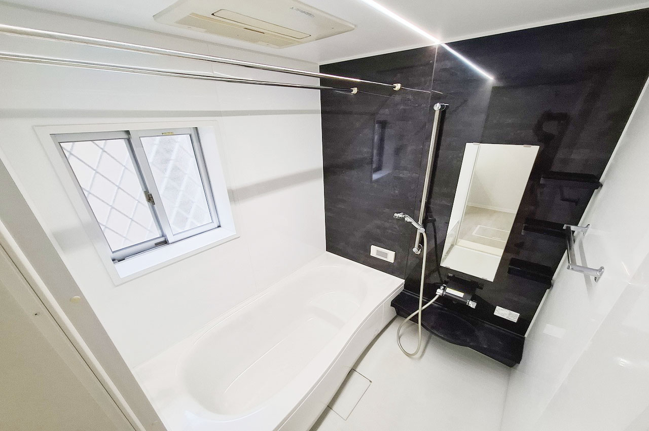 モノトーン調のデザインが映える浴室乾燥暖房機付きのバスルーム。