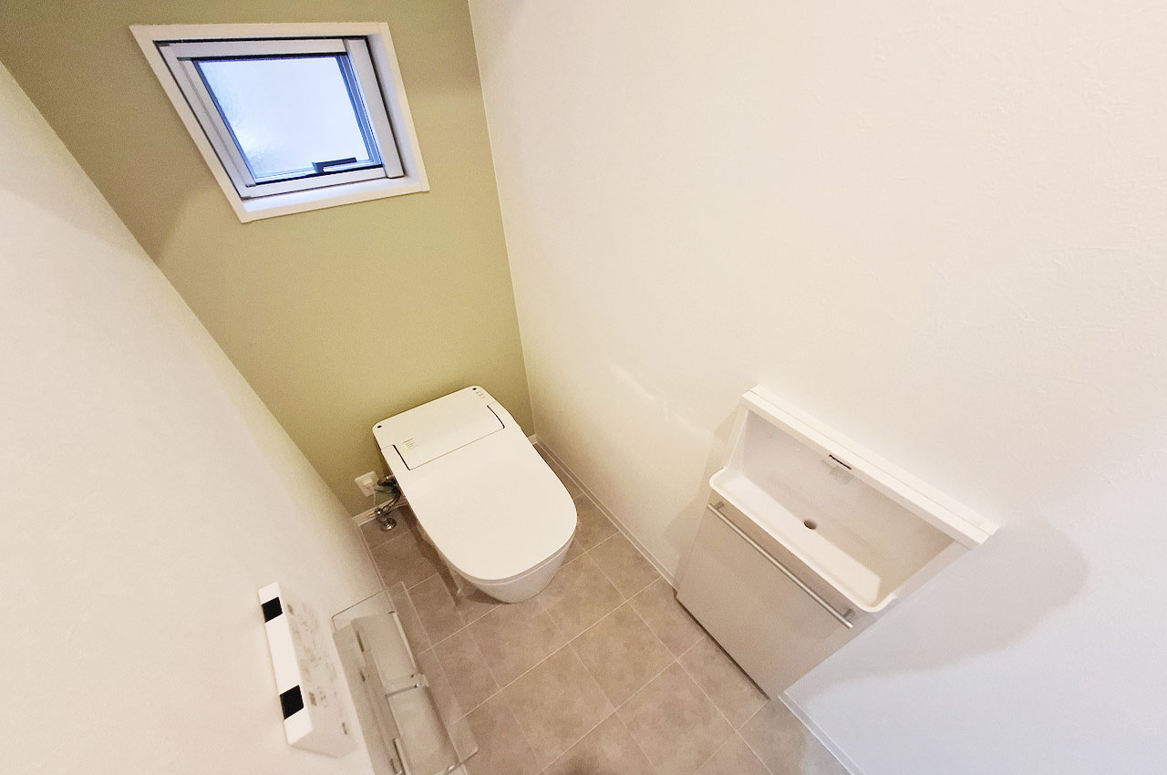 トイレ内はクッションフロア・壁・天井クロスを貼替えました。