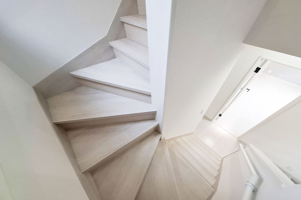 手すり付き階段で、安全性に配慮した造りです。