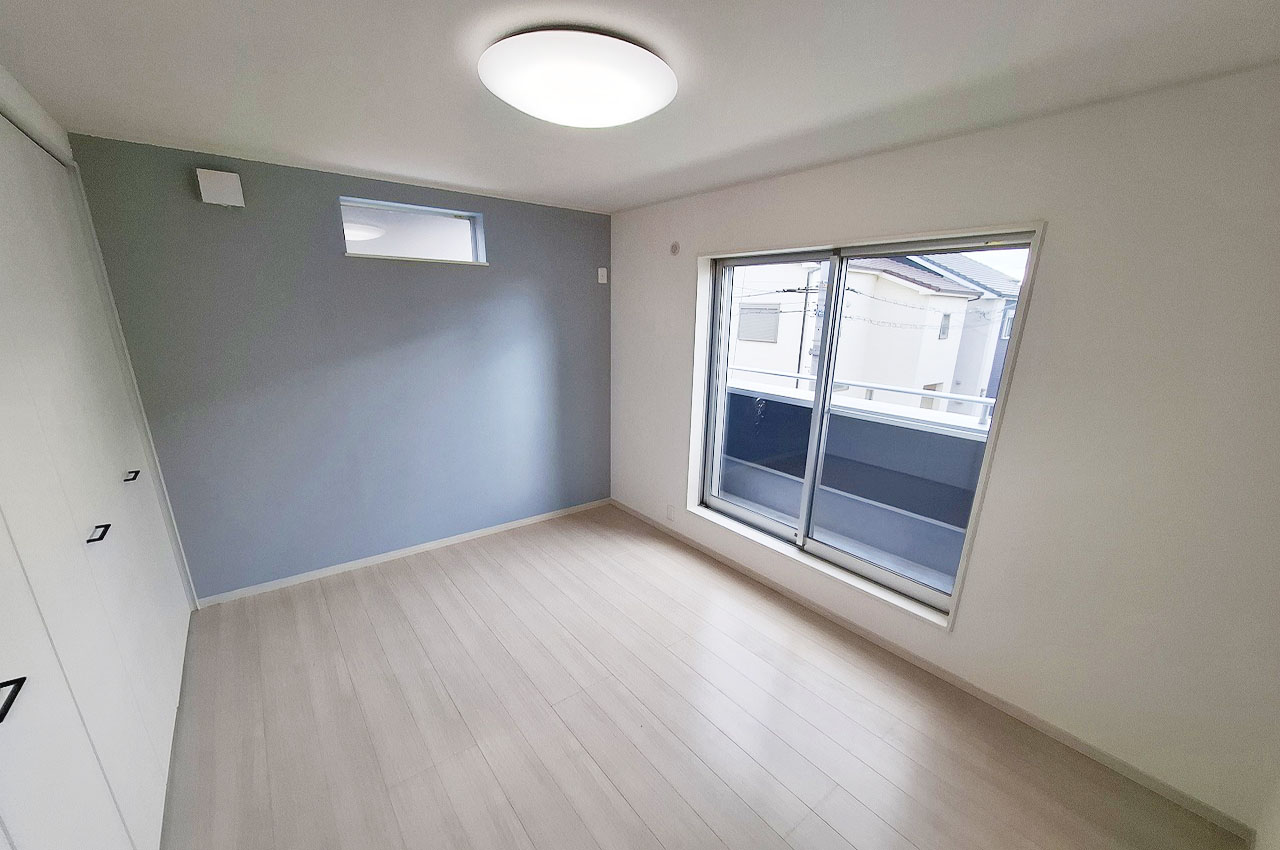 バルコニーのある約6帖の洋室②は主寝室にぴったり。壁と天井のクロスはきれいに貼替えました。